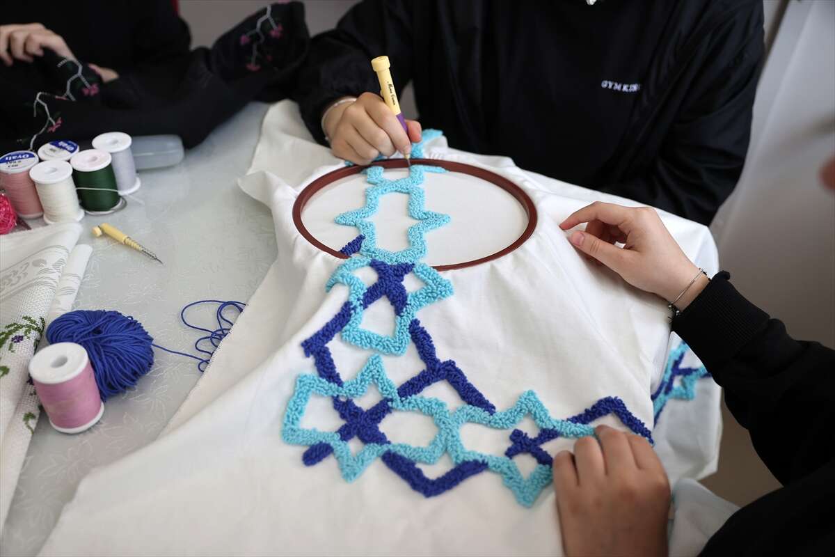 Konya’da İHL öğrencilerinin işledikleri seccadeler Gazze için umut olacak 7